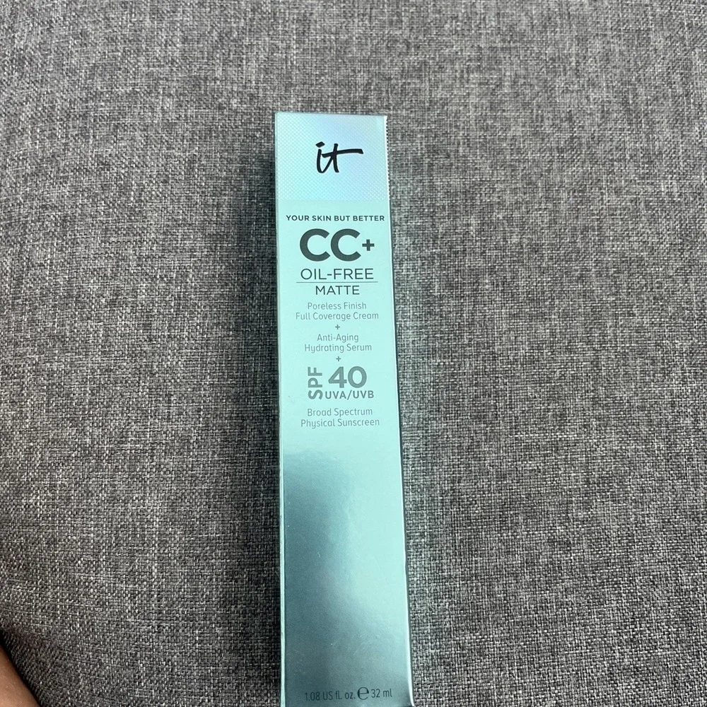 It Cosmetics CC+ Oil-Free Matte Full Coverage Cream ~ SPF 40 ~ LIGHT ~ 1.08 oz